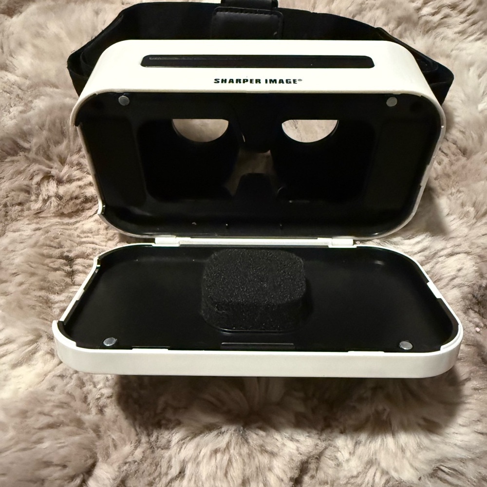 Black and White VR Headset - Picture 3 of 4